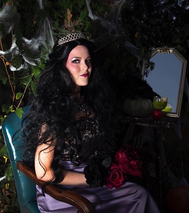 🔮Mirror Mirror on the wall🔮
Hair: @hairby_amermaid 
MUA: @kristenyo 
#halloween #halloweeninspo #halloweenhairstyles #halloweenmakeup #hair #nashvillehairstylist